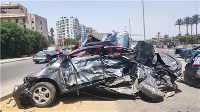 اختلال عجلة القيادة.. كواليس حادث انقلاب تريلا أعلى الطريق الدائري وإصابة السائق ومساعده