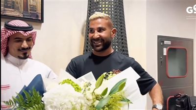 ترحيب حافل واستقبال بالورود.. لحظة وصول أحمد سعد إلى السعودية استعدادًا لحفله في جدة