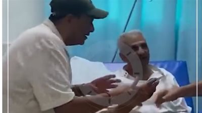 محمد فؤاد خلال خروج شقيقه من المستشفى: جميلكم على راسي وهفضل شايله في قلبي| فيديو