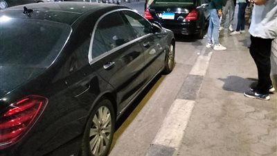سيارات دودج ومرسيدس في انتظار خروج الفنان محمد فؤاد من النيابة| صور