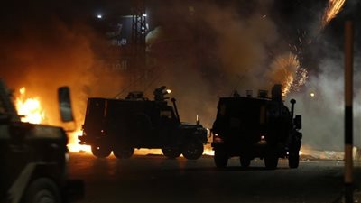  الفصائل الفلسطينية تشتبك مع قوات الاحتلال الإسرائيلية خلال اقتحامها لـ طولكرم وجنين في الضفة الغربية 