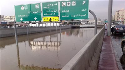 الموجة الأعنف هذا الأسبوع في السعودية.. سيول وعواصف وموج يرتفع 3 أمتار 