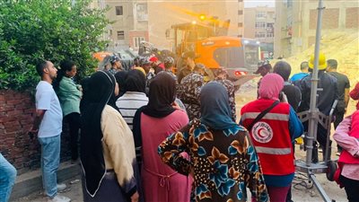 فريق النيابة الإدارية يُعاين موقع عمارة الإسماعيلية المنهارة