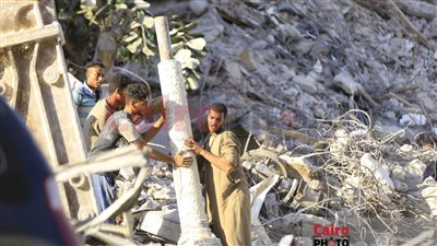 بالكلاب البوليسية.. الدفاع المدني يكثف جهوده لاستخراج المفقودين أسفل عقار مدينة نصر المنهار | بث مباشر