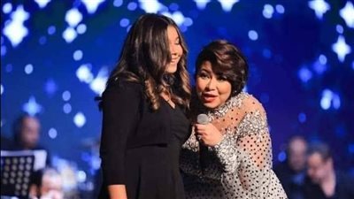 هنا ابنة شيرين عبد الوهاب تقتحم عالم الغناء وتغني كورال مع والدتها في أغنية قالك نسيني| خاص