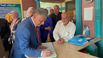 محافظ الإسماعيلية يشارك نزلاء دار مسنين احتفالهم بالمولد النبوي الشريف 