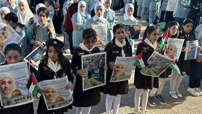 طالبات بفلسطين يرفعن صورا لزميلاتهن الشهيدات.. بداية عام دراسي مليئة بالحزن في غزة
