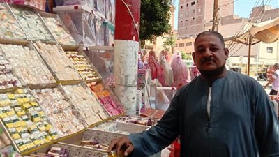 مسلم ومسيحي.. إقبال على شراء حلوى المولد النبوي الشريف في سوهاج