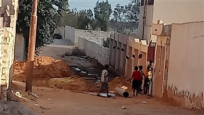 حفرة مياه بعمق 2 متر أمام مدرسة ابتدائية بمطروح تثير غضب الأهالي