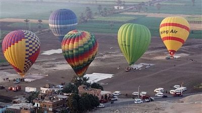 بعد توقف يومين.. عودة رحلات البالون و1600 سائح يحلقون في سماء الأقصر| بث مباشر