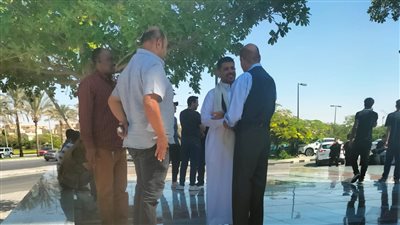 لحظة وصول جثمان ضحية الدهس بالتجمع الأول لأداء صلاة الجنازة عليه بمسقط رأسه