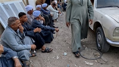 صدمة وحزن.. أهالي قنا أمام المشرحة لاستلام 8 جثامين لضحايا حادث سير مروع