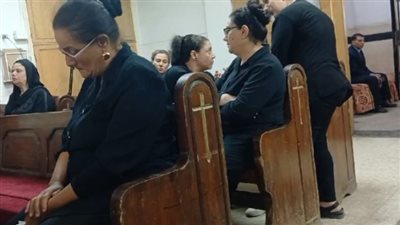 انهيار أسرة مينا موسى ممرض المنيا خلال انتظار وصول جثمانه إلى كنيسة بالزاوية الحمراء| فيديو