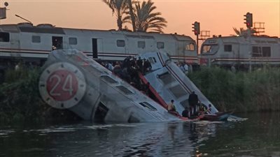 انتشال جثمان ثاني ضحايا حادث قطاري المنيا.. وتمشيط ترعة الإبراهيمية بحثا عن مفقودين | بث مباشر
