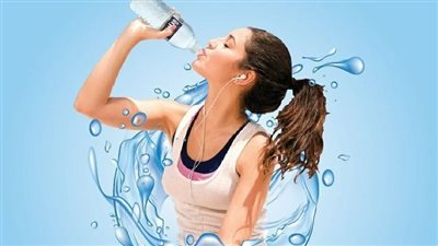 شرب الماء كل كم ساعة؟.. انتبه لعلامات الجفاف والتسمم المائي