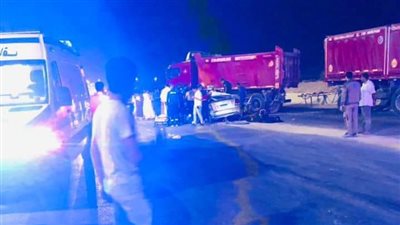 الملاكي دخلت تحت النقل.. مصرع 3 أشخاص وإصابة رابع بمطروح