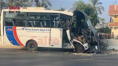 مصرع شخص وإصابة 10 في تصادم أتوبيس عمالة وسيارة نقل على طريق الإسماعيلية - السويس|بث مباشر 