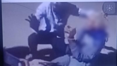 قيدها وضربها.. شخص يعتدي على سيدة مختلة نفسيًا بالمنيا يثير غضب الكثيرين