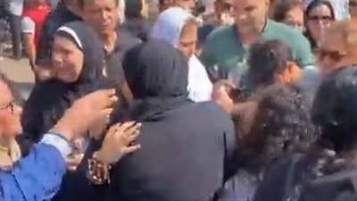 وسط انهيار أسرته.. تشييع جثمان الشاعر أحمد علي موسى من مسجد السيدة نفيسة | بث مباشر