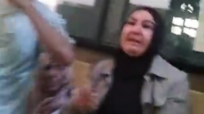 انهيار والدة أحمد ياسر المحمدي بعد الحكم بسجنه في التعدي على فتاة أجنبية بقطر│صور