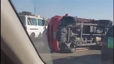 انقلاب سيارة ربع نقل على طريق الإسماعيلية بالقرب من مدخل العبور