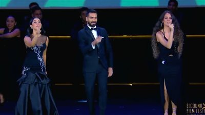 الشرنوبي ونوران أبو طالب وهنا يسري يقدمون ميدلي لأشهر أغاني الأفلام بافتتاح مهرجان الجونة 