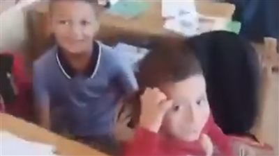 وقف عن العمل.. التحقيق مع المدرس صاحب واقعة فيديو التنمر على التلاميذ بالمنيا
