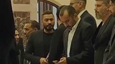 صاحب عمره.. تامر حسني يقدم واجب العزاء في والدة أحمد عصام بمسجد المشير طنطاوي