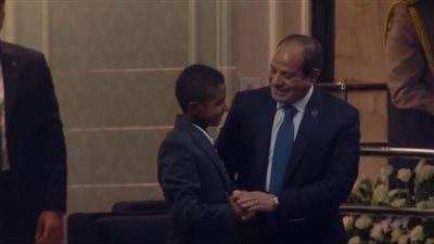 والدة الطفل أنس: ابني بعد مقابلة الرئيس عبد الفتاح السيسي جري وحضني من شدة الفرحة 