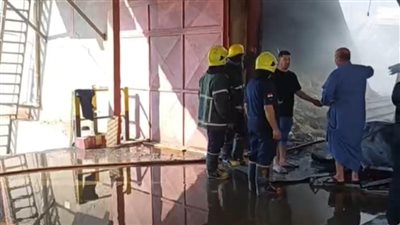 استمرار أعمال التبريد بعد السيطرة على حريق مصنع الفول السوداني ببورسعيد | بث مباشر