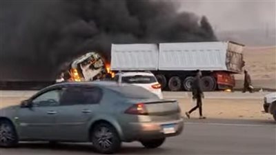 النقل احترقت.. مصرع وإصابة 4 أشخاص في تصادم 3 سيارات بطريق السويس