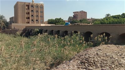 عمرها 120 عامًا.. قناطر الطليحات شيدها الخديوي إسماعيل وتحاصرها القمامة في سوهاج | صور