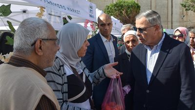 محافظ الإسكندرية يتفقد سوق اليوم الواحد لمتابعة توافر السلع