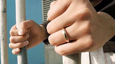 التحقيق في واقعة احتجاز مذيعة شهيرة خادمتين داخل منزلها بأكتوبر