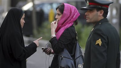 بعد اعتقال طالبة خلعت ملابسها.. إيران تخطط لافتتاح عيادات علاجية لرافضات قانون الحجاب 