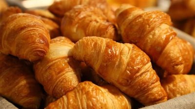 بحشو حلو وحادق.. طريقة عمل كرواسون سريع خطوة بخطوة