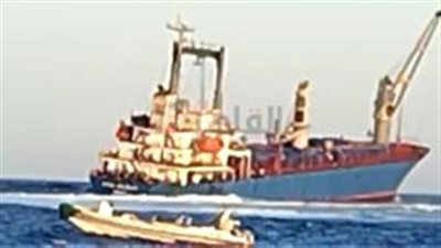 الوقود تسرب لمياه البحر.. ميل سفينة البضائع الجانحة بالبحر الأحمر بسبب سوء الأحوال الجوية |بث مباشر 