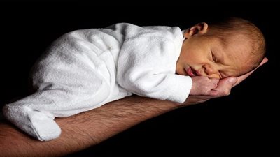 رؤية طفل رضيع في المنام للرجل الأعزب والمتزوج.. أرزاق أم أنكاد؟