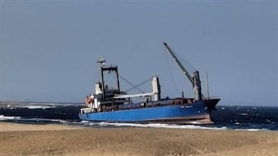 التحقيق مع مالكها والاستعانة بقاطرة بحرية.. آخر مستجدات حادث السفينة الجانحة قبالة سواحل القصير| بث مباشر 