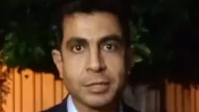 قالتله هقعدك في بيتك.. محامي معلم الفيزياء صاحب فيديو الألفاظ الخادشة: ولية أمر نشرت المقطع للتشهير بموكلي| بث مباشر