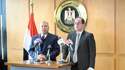 الدفع وفق الشهر السابق.. الحكومة تعتمد نظام صرف مخصص لتسديد فواتير الغاز بالدولار للمصانع