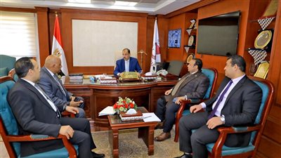 محافظ سوهاج يناقش مع وفد وزارة الشباب والرياضة عدد من المشروعات الخدمية