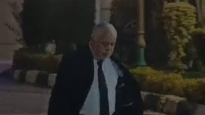 أشرف زكي أول الحضور في عزاء السيناريست بشير الديك بمسجد الشرطة بالشيخ زايد