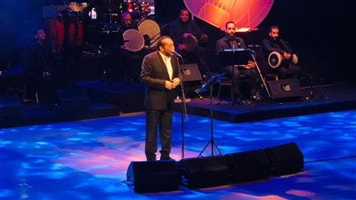 علي الحجار خلال حفل تكريم اسم شقيقه أحمد: كان ابني.. ولحن لفنانين كبار| صور