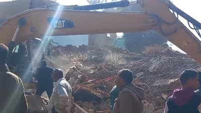 استمرار أعمال رفع أنقاض العقار المنهار في أسيوط | بث مباشر 