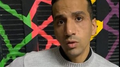 شاب يتهم يمنيًا بالتسبب في إصابة نجل شقيقه بعجز بالذراع: خبطنا بالعربية في شارع السودان| بث مباشر 