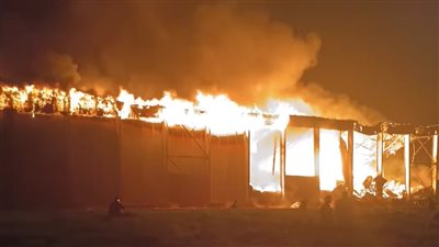 الدفع بـ 13 سيارة إطفاء.. الحماية المدنية تحاول السيطرة على حريق ثلاجة حفظ فواكه بالقليوبية|بث مباشر 