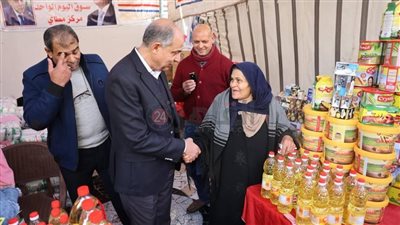 بتخفيضات 30%.. محافظ المنيا يفتتح سوق اليوم الواحد بمطاي
