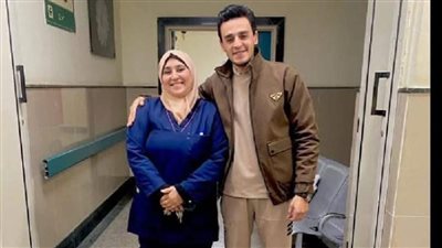 محمد شكري بعد تصدر صورته مع والدته التريند: حققت حلم أمي.. وكنت دكتور الشيفت وهي الممرضة| خاص