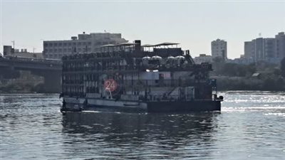 على متنها 40 سائحًا.. شحوط باخرة سياحية في نهر النيل بالمنيا | بث مباشر
